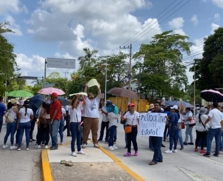 Maestros de SNTE bloquean Avenida Méndez de Villahermosa por adeudos de retroactivos