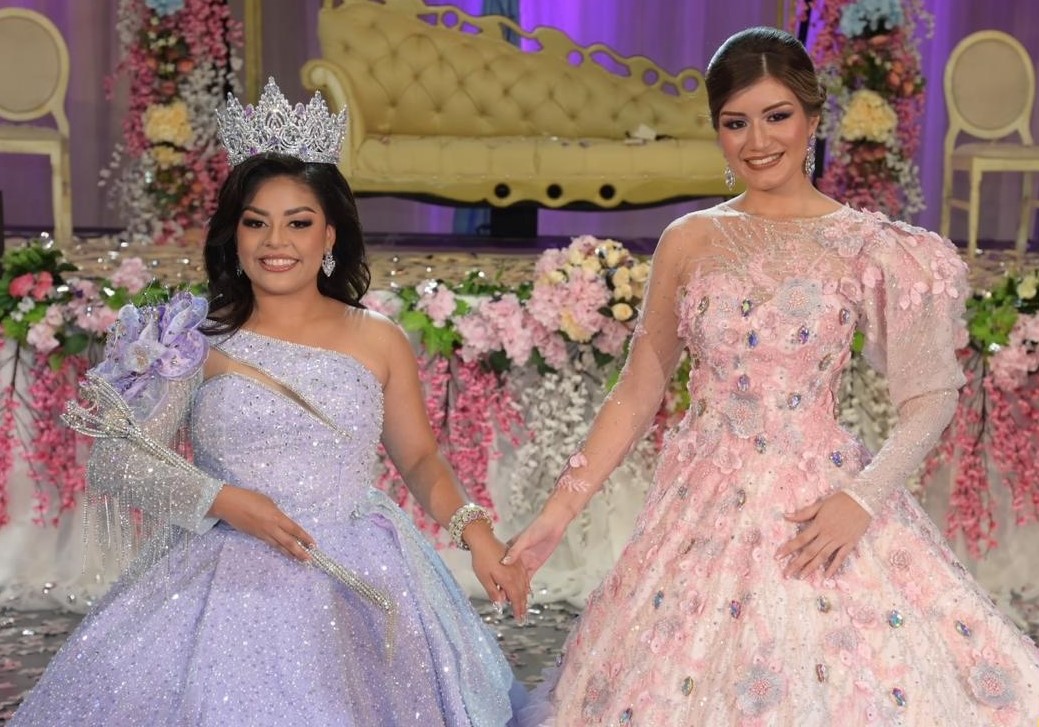 Coronan a Xiomara I Reina de los LXV Juegos Florales de Ciudad del Carmen