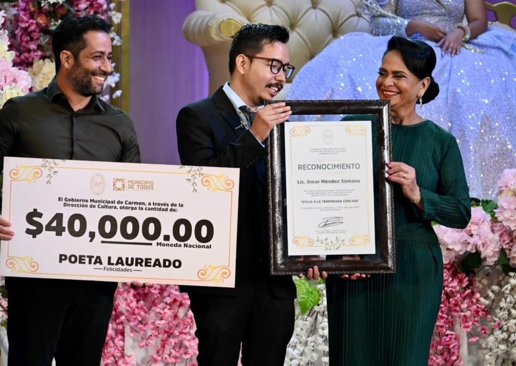 Coronan a Xiomara I Reina de los LXV Juegos Florales de Ciudad del Carmen