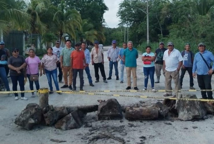 Habitantes de Nicolás Bravo bloquean accesos al tramo del Tren Maya