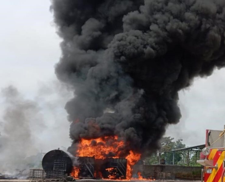 Incendio en una empresa en Cunduacán dejó dos heridos
