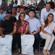 Mara Lezama entrega apoyos alimentarios al sector pesquero de Benito Juárez