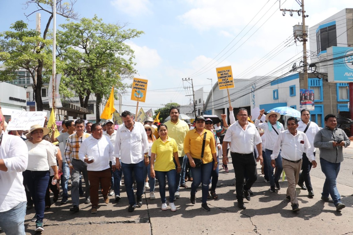 Chilo Baila y militantes del Sol Azteca, realizaron una movilización