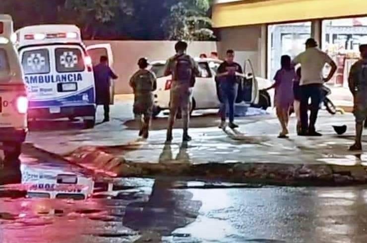 Padre e hijo son asesinados en Cozumel en el estacionamiento de Oxxo