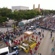 Miles de fieles acompañaron a la Virgen del Carmen en el paseo por tierra