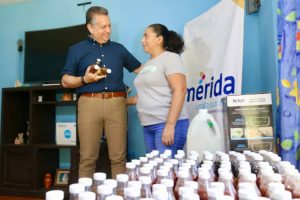 María del Carmen Mex Pat es beneficiaria de un crédito de $19,590 destinados a la compra de insumos como hilos, telas y encajes, utilizados para la elaboración de prendas y artículos bordados, los cuales elabora desde hace más de 20 años con su marca "Mimimex".
