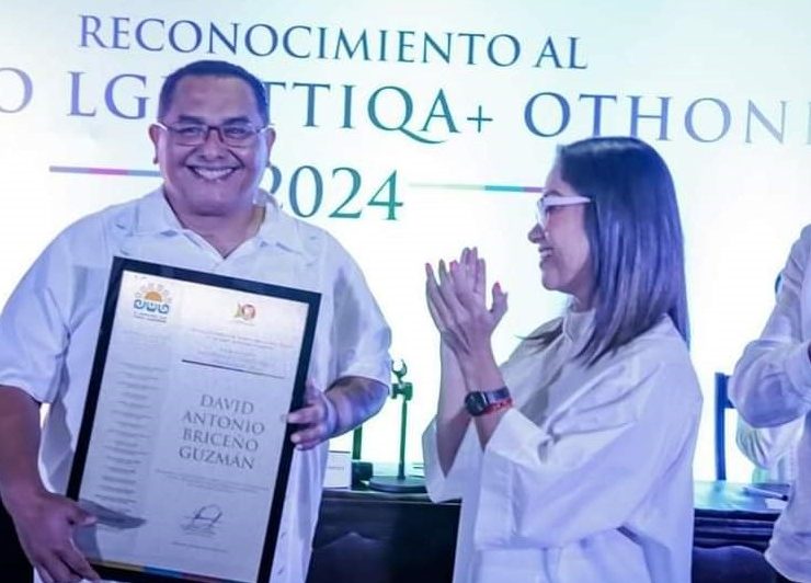 Yensunni Martínez da un reconocimiento al Orgullo LGBTTTIQA+ OTHONENSE 2024 a David Antonio Briceño Guzmán