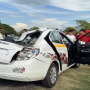 Joven mujer falleció prensada en un taxi al caerle palmera en Villahermosa
