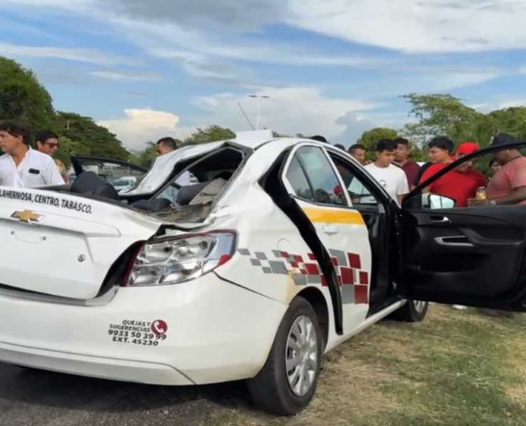Joven mujer falleció prensada en un taxi al caerle palmera en Villahermosa