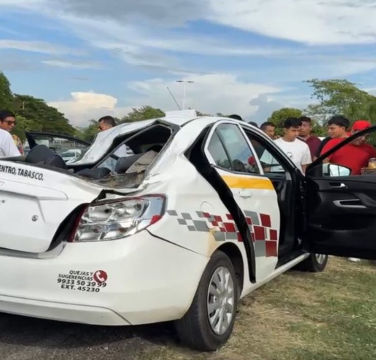 Joven mujer falleció prensada en un taxi al caerle palmera en Villahermosa