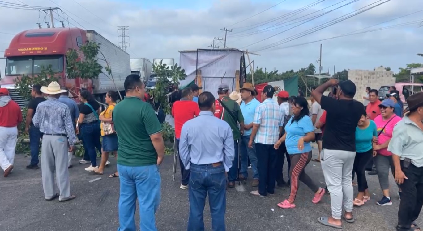 Bloquean habitantes de Tamulté de las Sabanas carretera Villahermosa-Frontera