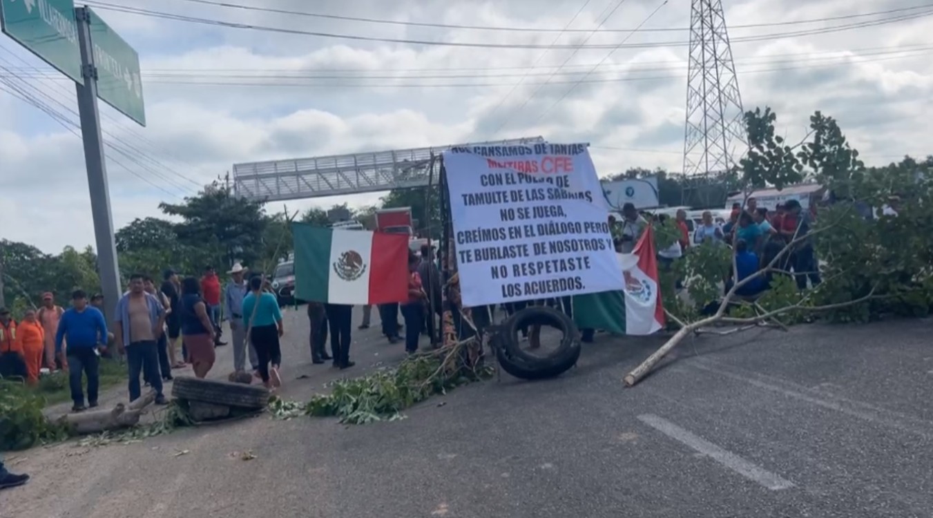 Bloquean habitantes de Tamulté de las Sabanas carretera Villahermosa-Frontera por fallas de luz