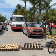 Habitantes del Playón cierran avenida por falta de luz en ese sector