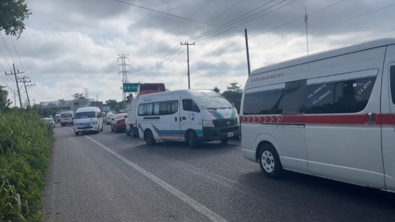 Bloquean habitantes de Tamulté de las Sabanas carretera Villahermosa-Frontera