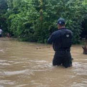 Evacuan a familias de Poza Rica, Veracruz, tras desbordamiento del río Cazones