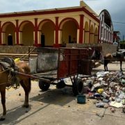 Recolectores de basura arrogan basura al palacio de Unión Hidalgo