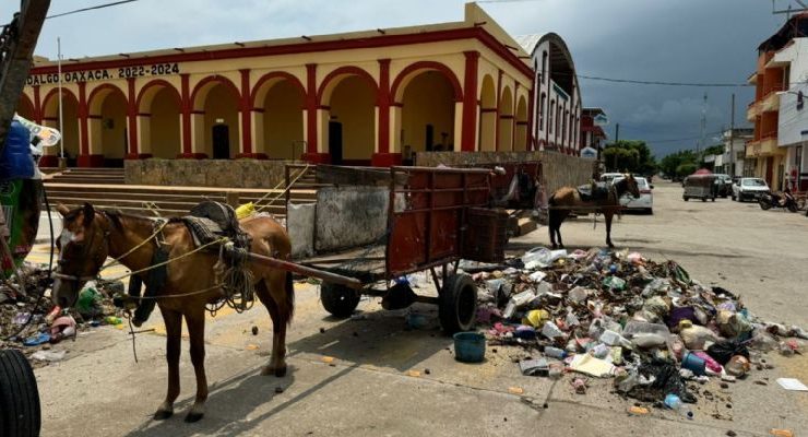 Recolectores de basura arrogan basura al palacio de Unión Hidalgo