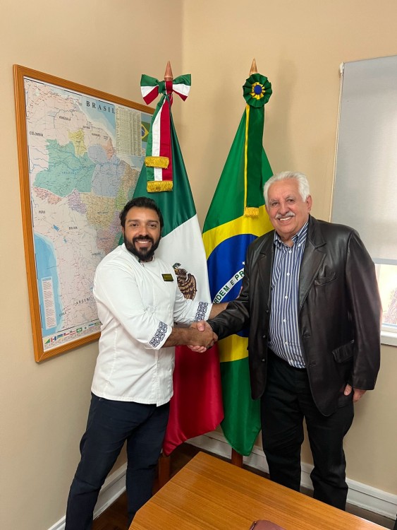 El líder de la Federación Gastronómica de Yucatán, Carlos Guillermo Aguirre Aguilar, se reunió con el Cónsul General de México en São Paulo, Raúl Bolaños-Cacho Guzmán