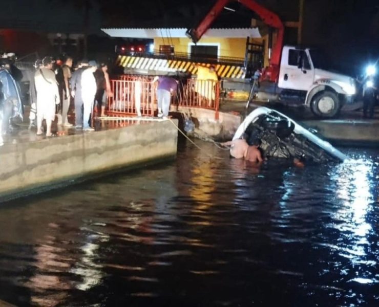 Mueren siete jóvenes en Veracruz al caer su camioneta al río Calzadas