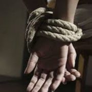 Elementos de la Secretaría de Seguridad Ciudadana, se movilizaron al reporte del 911 donde una persona informó que a su amiga la tenían encerrada junto con cuatro masculinos y una mujer más. Al llegar al lugar señalado, se percataron de una casa de color verde con blanco, con portón al frente de herrería de color negro, en donde al aproximarse, escucharon que del interior provenían gritos de personas pidiendo ayuda. SSC de Q.Roo rescata a 6 personas de origen extranjero Los hechos ocurrieron en la calle 18 Poniente, entre la calle 105 y 103 de la supermanzana 94, manzana 19, lote 24 del municipio de Benito Juárez. Los oficiales ingresaron al domicilio y de uno de los cuartos, salieron rápidamente seis personas, quienes comenzaron a pedir auxilio y manifestaron que una persona del sexo masculino las tenía ahí privadas de su libertad. Una persona informó que a su amiga la tenían encerrada junto con cuatro masculinos y una mujer más Describiendo que siempre usa un pasamontañas y que cuando iba a verlos, los amenazaba y obligaba a permanecer al interior de la casa. Todos ellos, de nacionalidad cubana, recibieron la atención médica correspondiente y fueron resguardados. En las instalaciones de la Fiscalía Especializada en Combate a Delitos Cometidos Contra Migrantes para los trámites pertinentes. Fuente: SSC de Quintana Roo