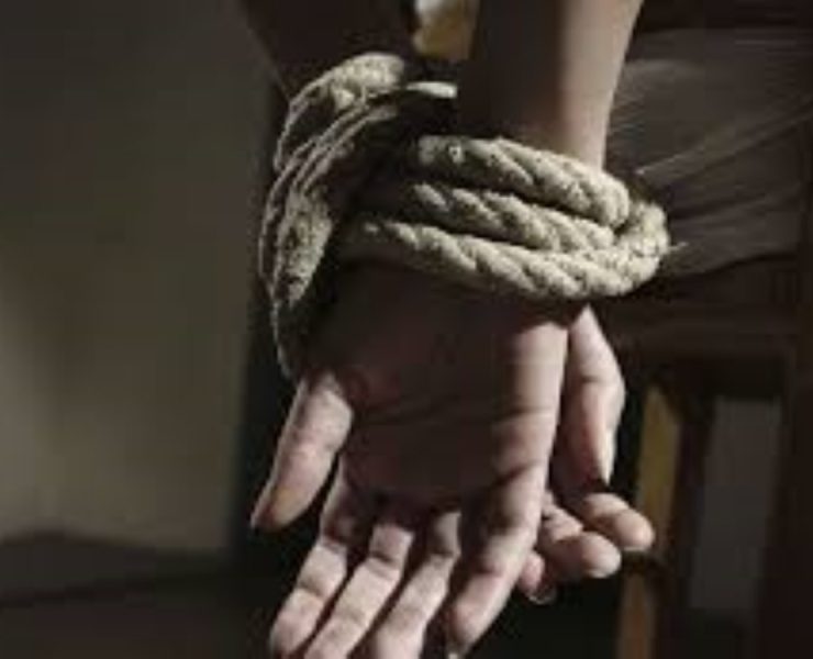 Elementos de la Secretaría de Seguridad Ciudadana, se movilizaron al reporte del 911 donde una persona informó que a su amiga la tenían encerrada junto con cuatro masculinos y una mujer más. Al llegar al lugar señalado, se percataron de una casa de color verde con blanco, con portón al frente de herrería de color negro, en donde al aproximarse, escucharon que del interior provenían gritos de personas pidiendo ayuda. SSC de Q.Roo rescata a 6 personas de origen extranjero Los hechos ocurrieron en la calle 18 Poniente, entre la calle 105 y 103 de la supermanzana 94, manzana 19, lote 24 del municipio de Benito Juárez. Los oficiales ingresaron al domicilio y de uno de los cuartos, salieron rápidamente seis personas, quienes comenzaron a pedir auxilio y manifestaron que una persona del sexo masculino las tenía ahí privadas de su libertad. Una persona informó que a su amiga la tenían encerrada junto con cuatro masculinos y una mujer más Describiendo que siempre usa un pasamontañas y que cuando iba a verlos, los amenazaba y obligaba a permanecer al interior de la casa. Todos ellos, de nacionalidad cubana, recibieron la atención médica correspondiente y fueron resguardados. En las instalaciones de la Fiscalía Especializada en Combate a Delitos Cometidos Contra Migrantes para los trámites pertinentes. Fuente: SSC de Quintana Roo