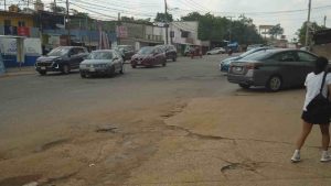 El caso es que hasta los pochimovileros le entran a este desorden, pues los choferes de combis de pasajeros de varias rutas se creen dueños de este pedazo de carretera, ya no se diga el gran escándalo de Checadores que no permiten una fluidez vehicular.