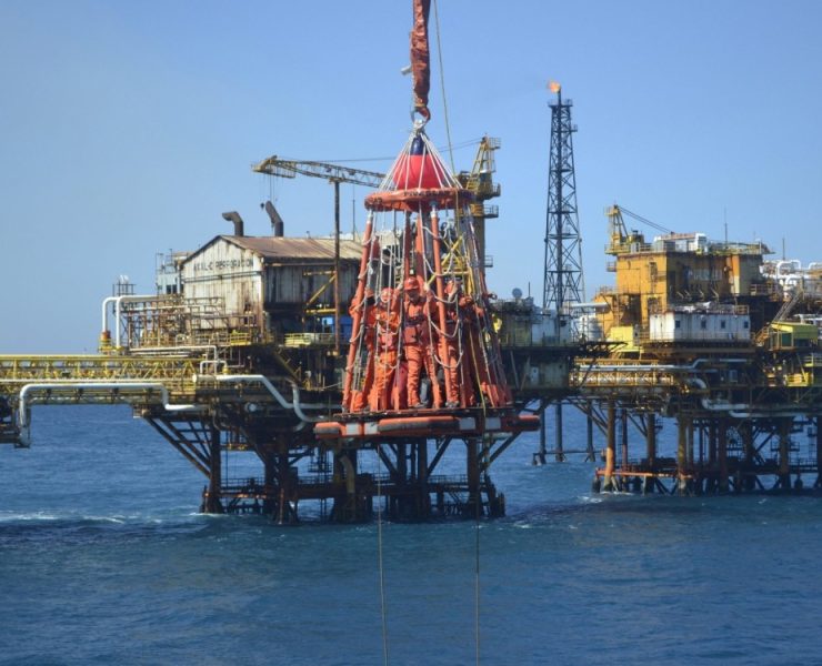 Amenazan obreros paro laboral a bordo de plataformas marinas