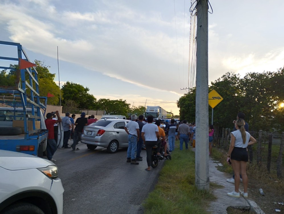 Bloqueos de vialidades por mal servicio de la CFE