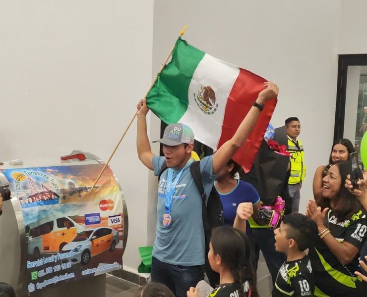 Reciben a atleta carmelita que obtuvo medalla de bronce en Australia