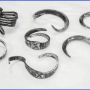 Joven se encuentra brazaletes vikingos