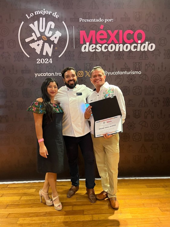 Eduar de Jesús Vidal Alonzo del Mirador de Motul, miembro de la Asociación de Restauranteros de esa ciudad, obtuvo el tercer lugar en Mejor cocinero tradicional
