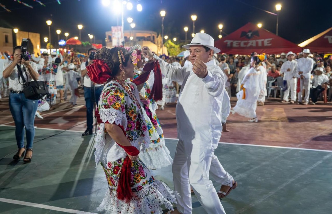 Huacho’ Díaz Mena bailó al compás de las jaranas yucatecas y convivió con los asistentes.