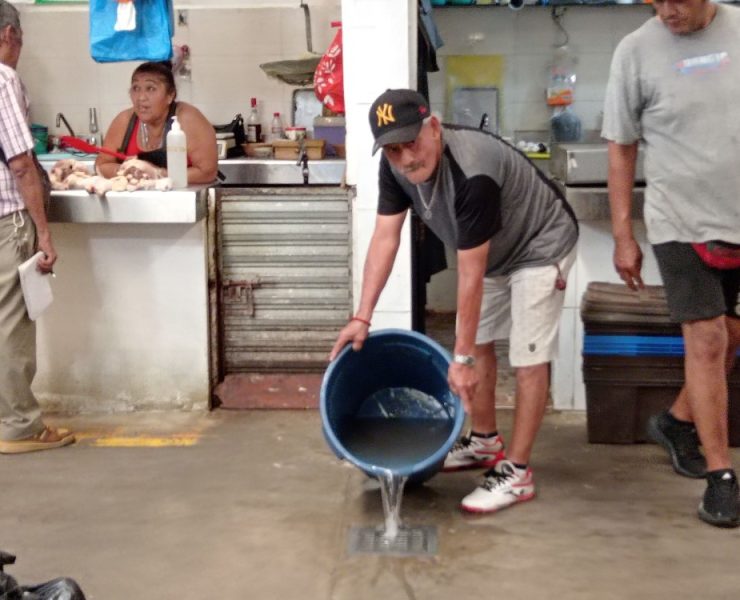 Se rebosa a diario los drenajes de aguas negras del mercado AFA