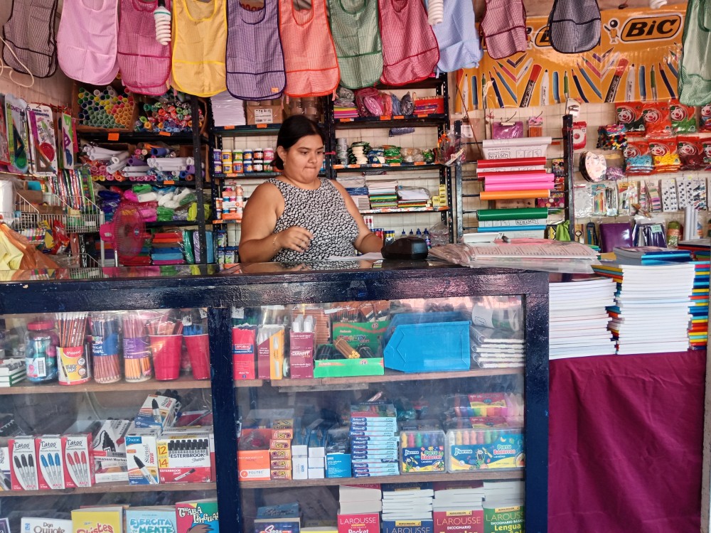 Padres de familia dejan de último la compra de útiles escolares