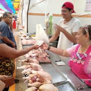 Incremento al precio del kilogramo de pollo afecta a expendedores