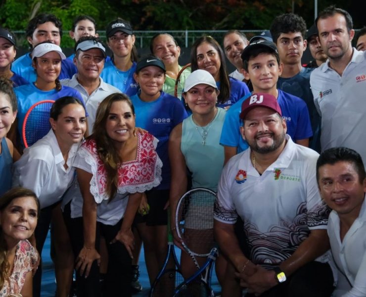 Inaugura Mara Lezama las nuevas canchas de pasto sintético de la Unidad Deportiva de la SM. 21 de Cancún