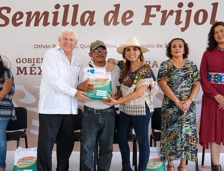 Mara Lezama y Víctor Villalobos entregan semilla certificada a más de 2,125 productores