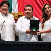 Mérito Indígena “Cecilio Chí” a Wildernain Villegas Carrillo por su contribución a la preservación de la Cultura Maya