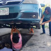 Mujeres completan el Taller de Mecánica Automotriz con éxito