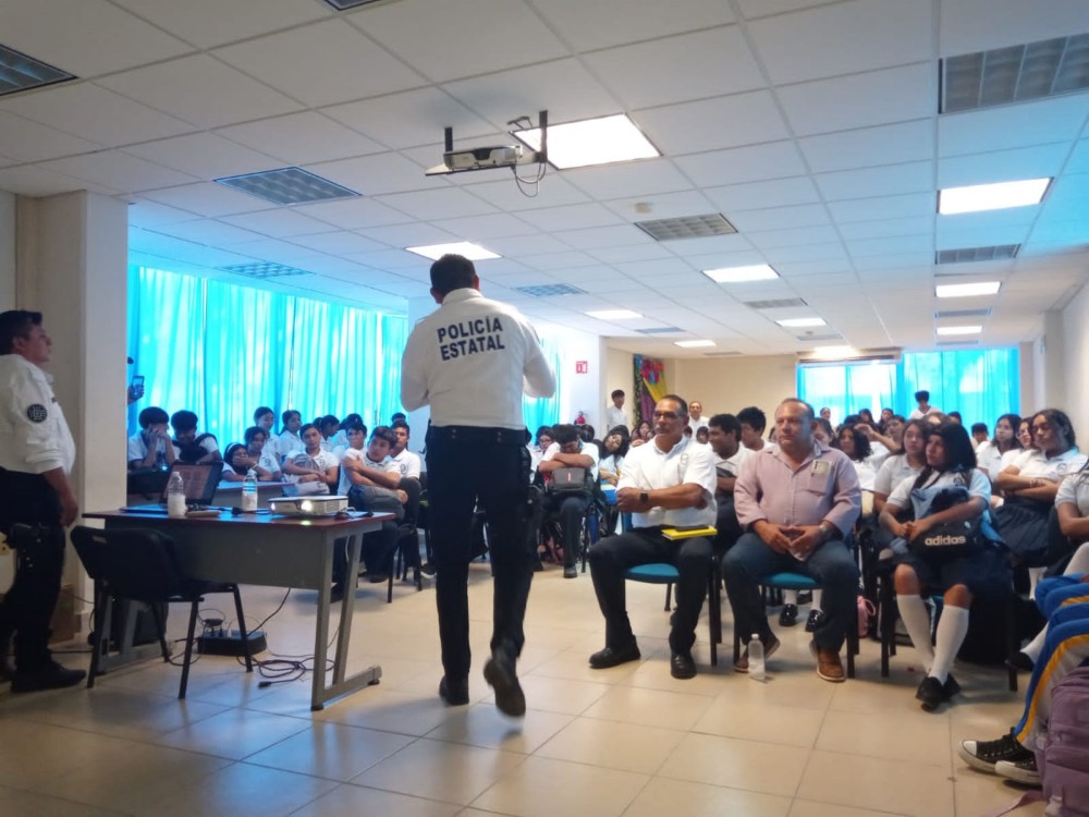 Policía cibernética imparte plática de delitos cibernéticos