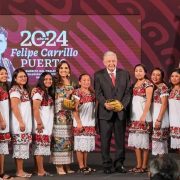 Reciben reconocimiento del Presidente Andrés Manuel las Diablillas de Hondzonot