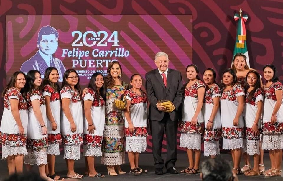 Reciben reconocimiento del Presidente Andrés Manuel las Diablillas de Hondzonot