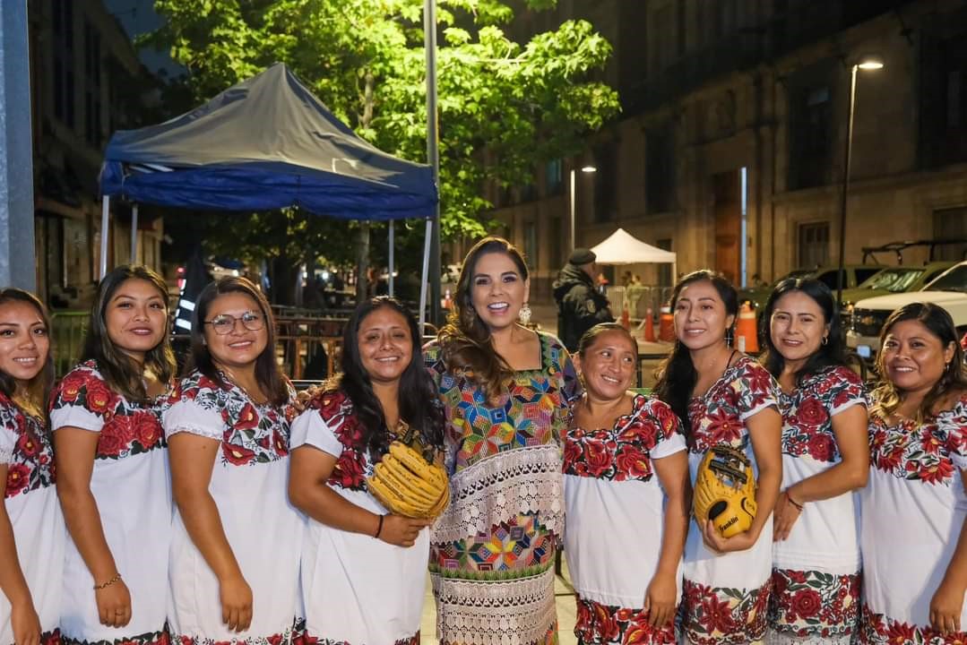 Las Diablillas de Hondzonot, equipo femenil de softbol de esta comunidad Maya de Tulum