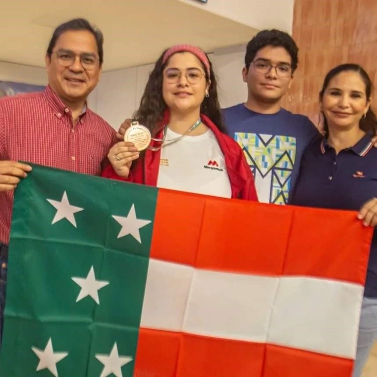 La estudiante, fue recibida ayer en el Aeropuerto Internacional de Mérida “Manuel Crescencio Rejón” en medio de abrazos y muestras de cariño por sus familiares