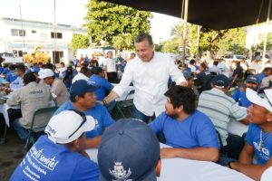 El Alcalde de Mérida, Alejandro Ruz Castro, reconoce a los trabajadores de Servicios Públicos del Ayuntamiento.
