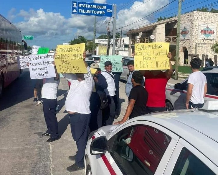 Taxistas se manifiestan en Tulum exigen liberación de su líder sindical