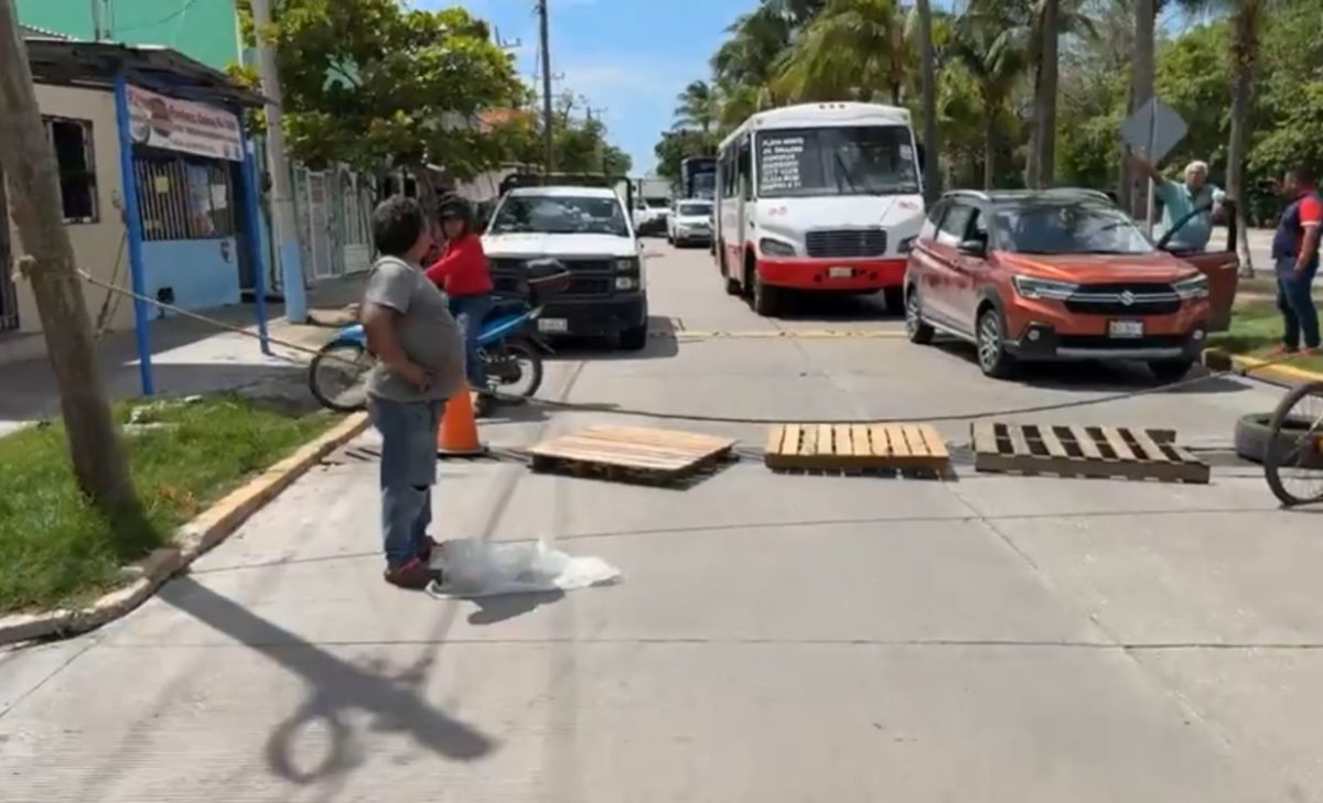 Bloqueos de vialidades por mal servicio de la CFE