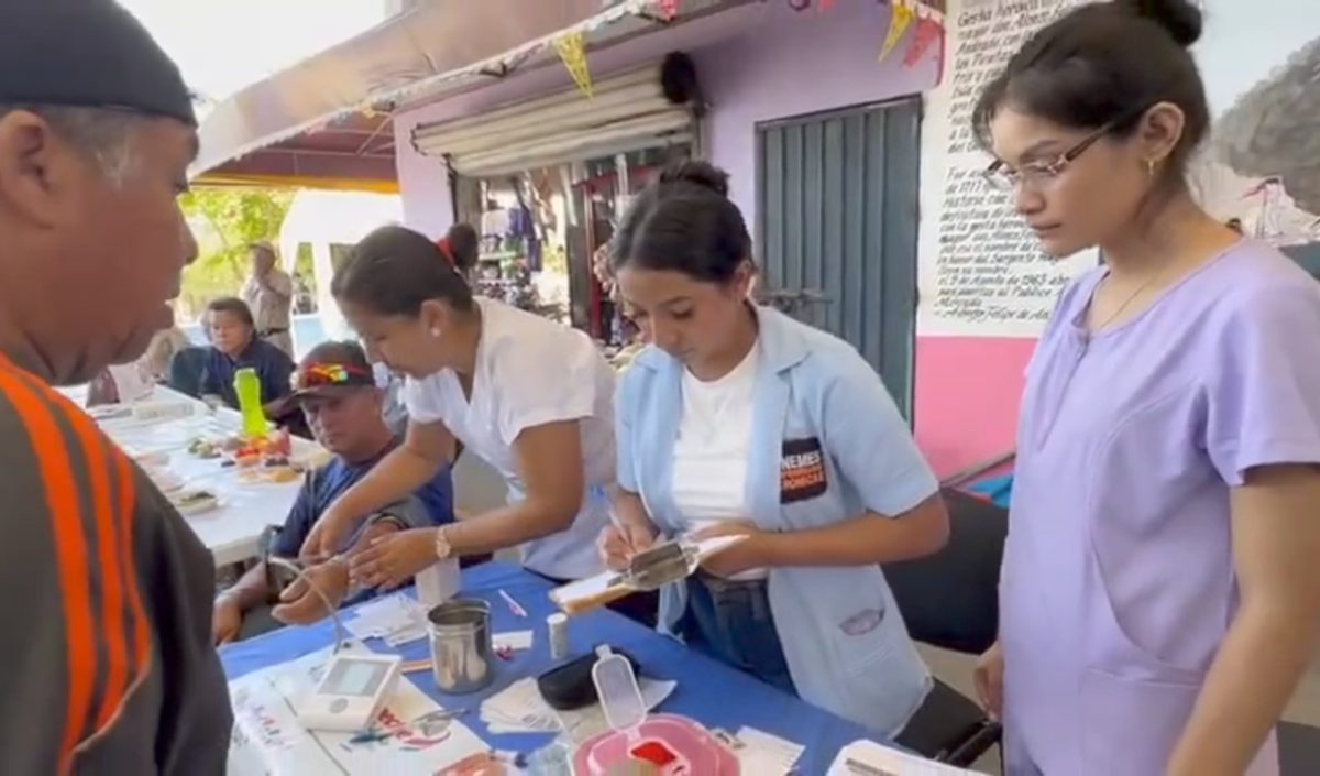 Acercan servicios de salud a la población carmelita