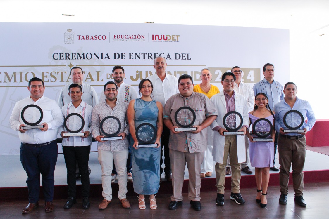 8 jóvenes recibieron el Premio Estatal de la Juventud 2024 en Tabasco