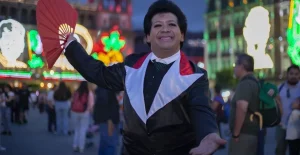 Asistente al homenaje, se disfrazó como Juan Gabriel.